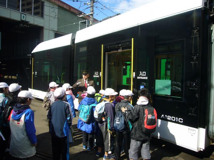 電車事業所見学の様子2