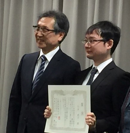 北海道病理医会の若手奨励賞(MVP)を受賞した今本先生(右)と前部長の深澤先生(左)