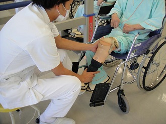 義足患者の理学療法場面