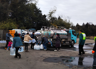 写真：応急給水活動