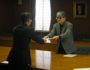 公文書の廃棄のあり方についての答申書の手交式の写真