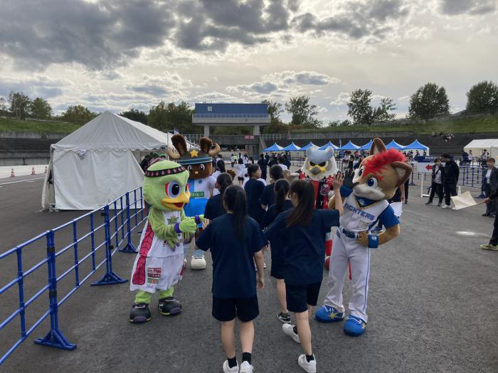マスコットハイタッチ