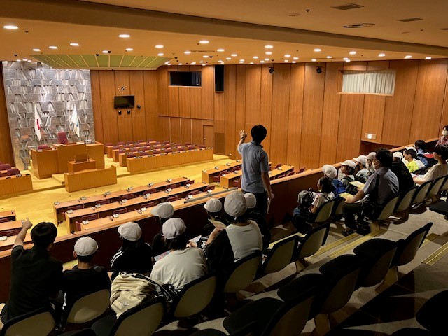 学生による議場見学の様子