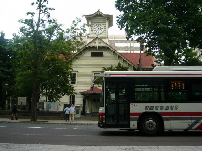 中央バスが札幌市時計台前を走行する写真1