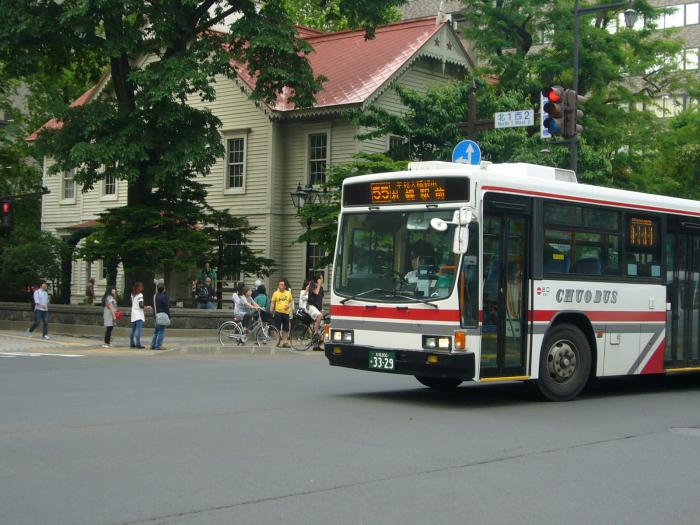 中央バスが札幌市時計台前を走行する写真2