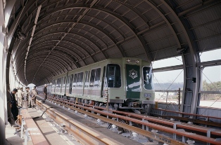 地下鉄南北線の車両（2000形）の写真1