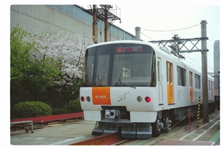 地下鉄東西線の車両（8000形）の写真1