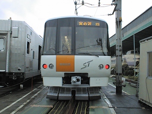 地下鉄東西線の車両（8000形）の写真2
