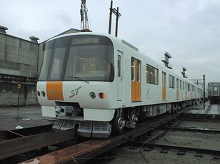地下鉄東西線の車両（8000形）の写真3