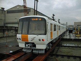 地下鉄東西線の車両（8000形）の写真5