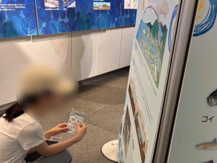 河川事業パネル展の様子。カードを片手にじっくり展示を見ていただけました。